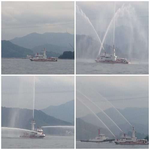 消防艇展示放水