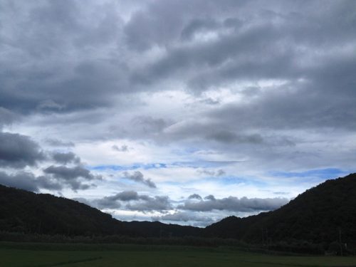 嵐の前の雲