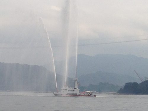消防艇展示放水
